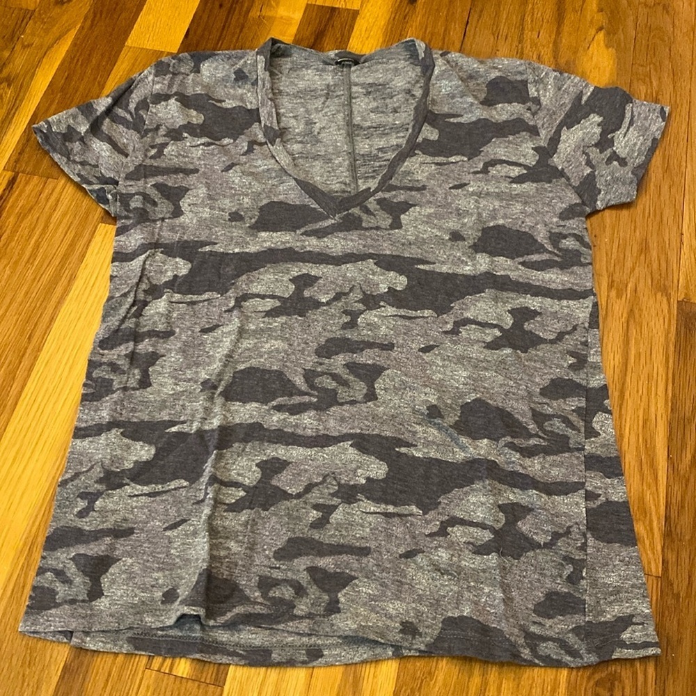 Monrow Women’s Gray Camouflage T-Shirt Size XS